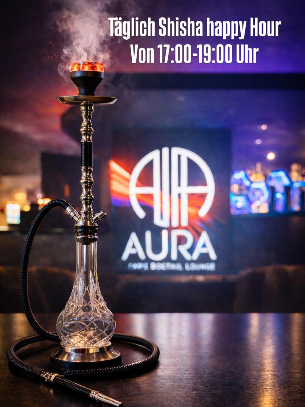 Shisha aus geschliffenem Kristallglas vor dem leuchtenden AURA-Logo – täglich Shisha Happy Hour von 17 bis 19 Uhr